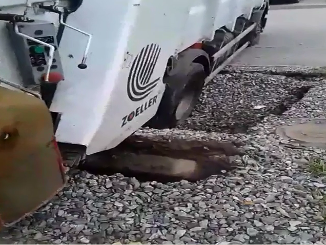 В Новосибирске мусоровоз провалился в теплотрассу