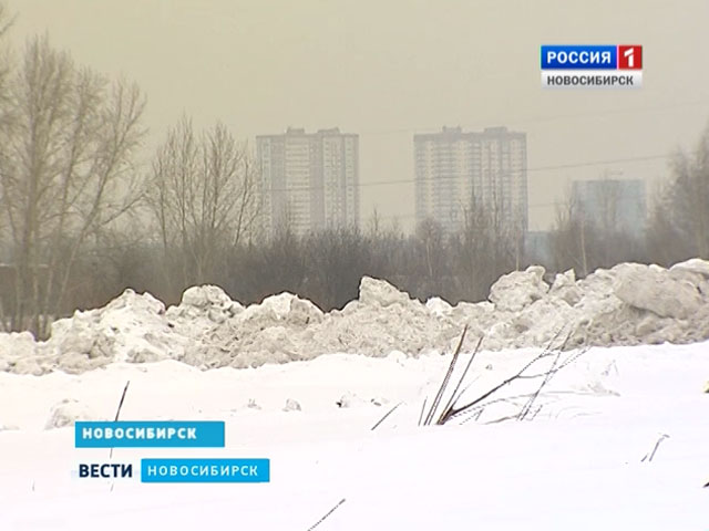 Новосибирские дорожники вывозят убранный снег на нелегальные снегоотвалы