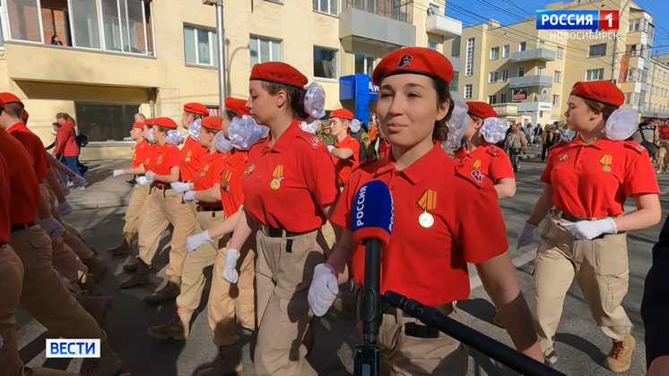 Юнармейцы прошли по центральной площади Новосибирска в праздничном параде