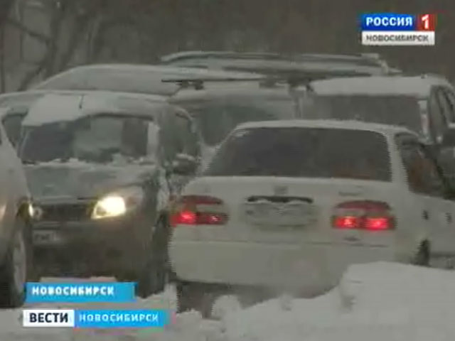 Затяжной снегопад стал причиной транспортного коллапса в Новосибирске