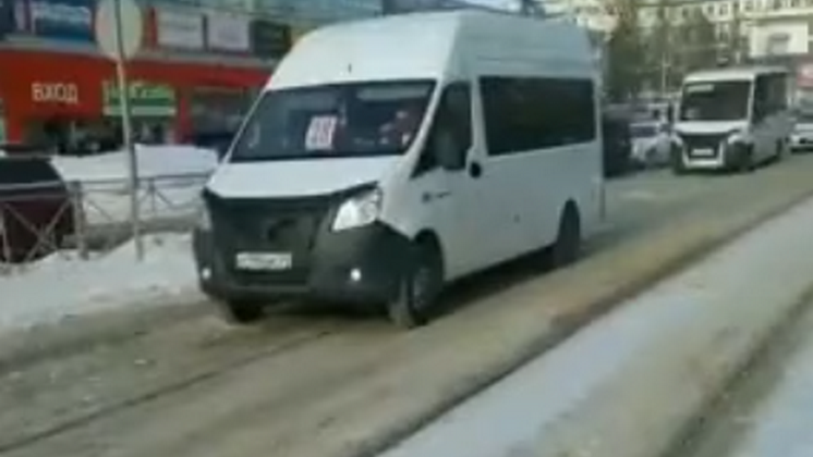 Новосибирские автомобилисты массово нарушают ПДД на трамвайных путях