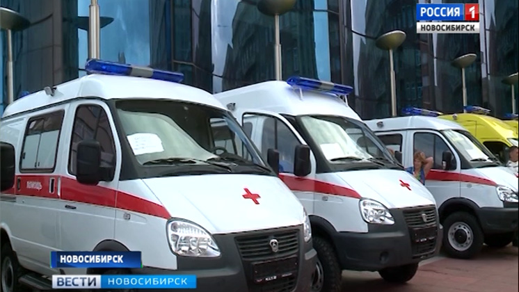 Новые автомобили скорой помощи передали медикам центральных районных больниц