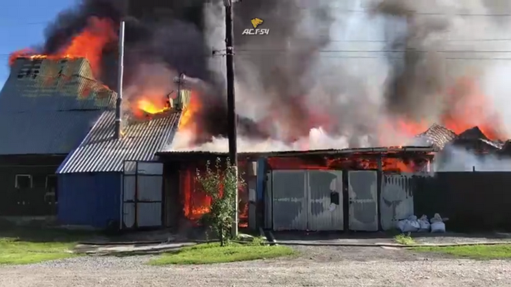 В Новосибирске загорелись три частных дома