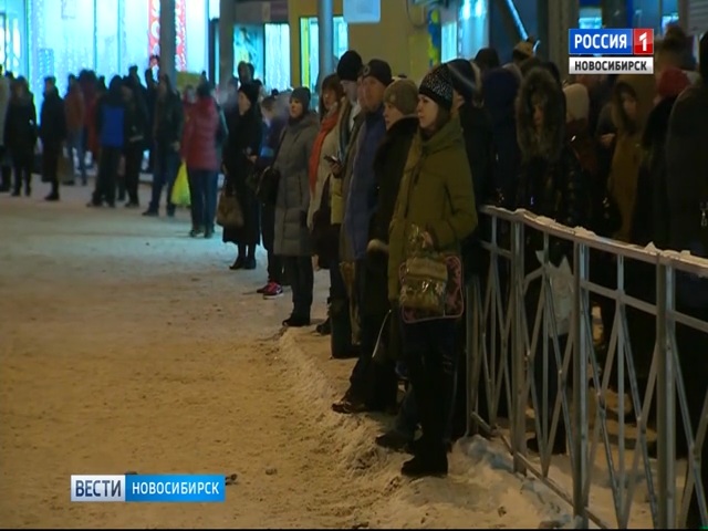 Новосибирцы жалуются на очереди из общественного транспорта на площади Калинина