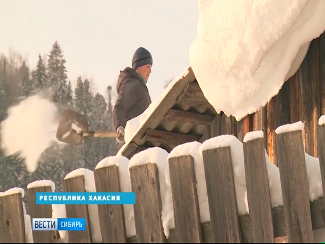 Новый уровень борьбы со снегом: в регионах Сибири роют туннели и чистят крыши ногами