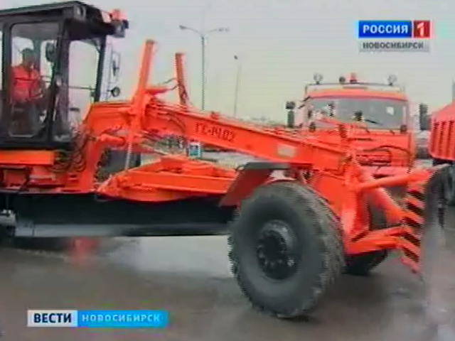 На борьбу со снегом и гололедом на улицы Новосибирска вышло около 500 тысяч единиц спецтехники