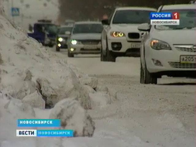 Новосибирским дорожникам пришлось работать круглосуточно, чтобы расчистить улицы