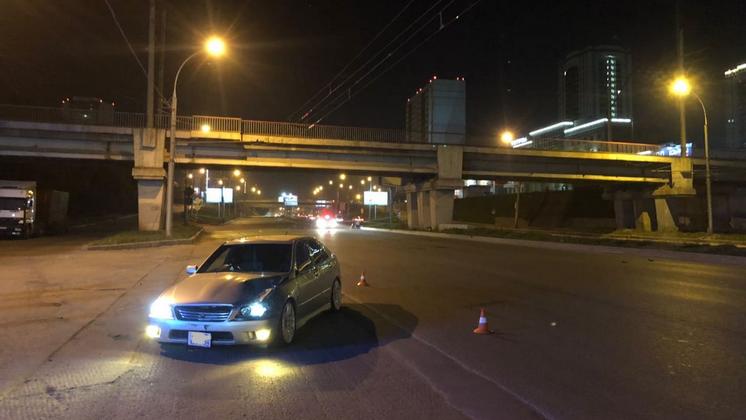 В Новосибирске автомобиль насмерть сбил 26-летнюю девушку на ночной дороге