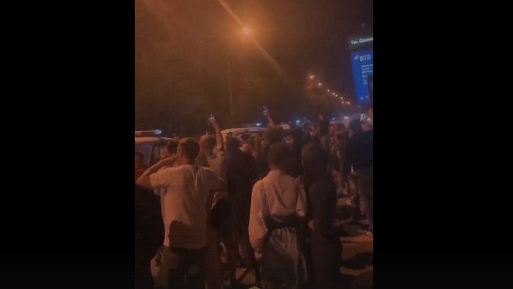 Толпа тусовщиков перекрыла движение ночью в центре Новосибирска