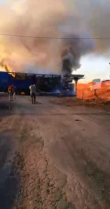 В сети появилось видео горящей фуры с тоннами арбузов под Новосибирском