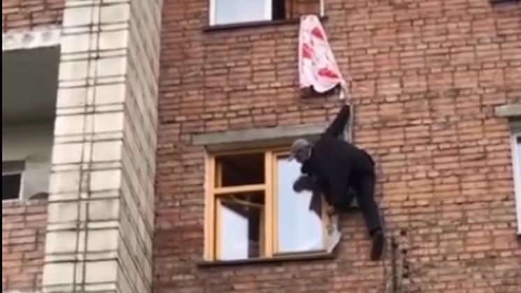В Заельцовском районе Новосибирска горожане заметили «человека-паука»