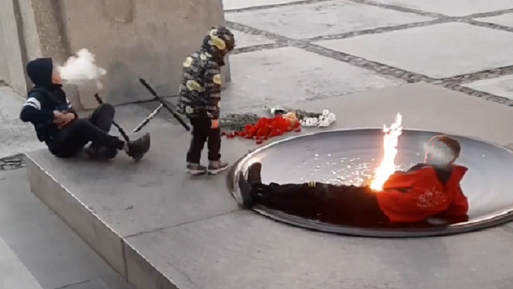 В Новосибирске нашли отдыхавших у Вечного огня на Монументе Славы детей 