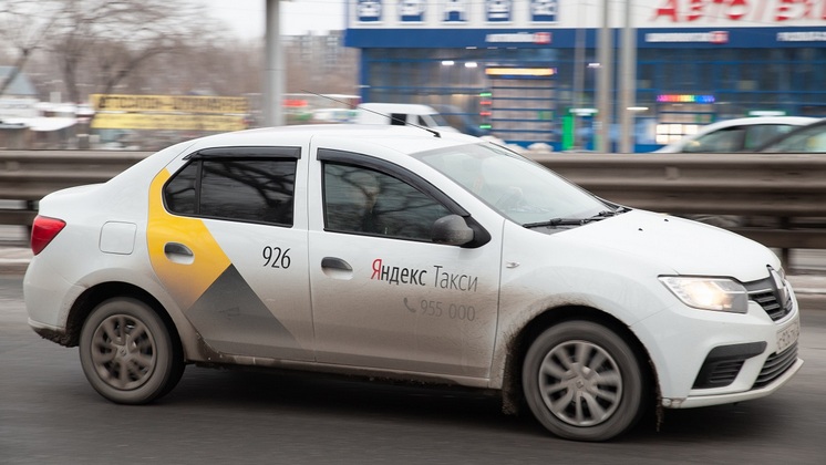 В Новосибирске у мужчины отобрали деньги и личные вещи в такси