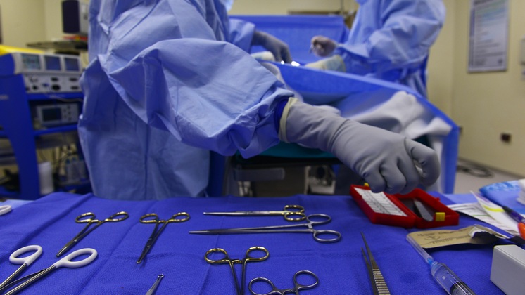 Пациентка новосибирской больницы умерла от оставленной в ней салфетки во время операции
