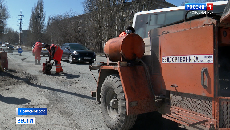 В Новосибирске коммунальщики приступили к большой уборке и помывке города