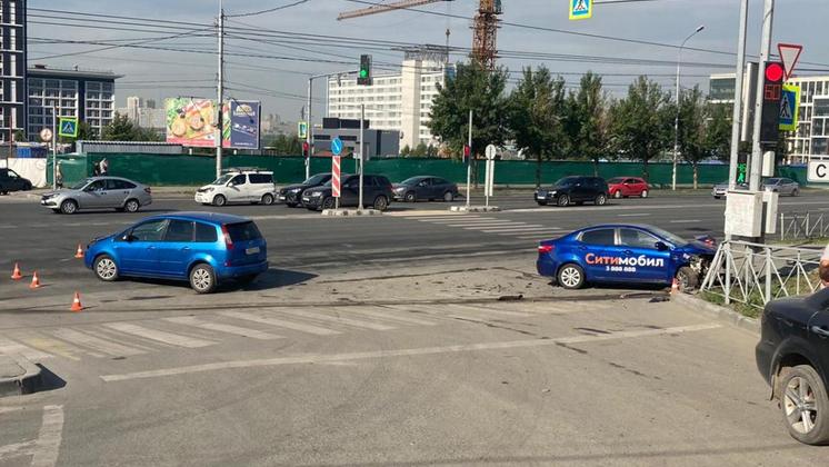 Четыре человека пострадали во время аварии в Новосибирске