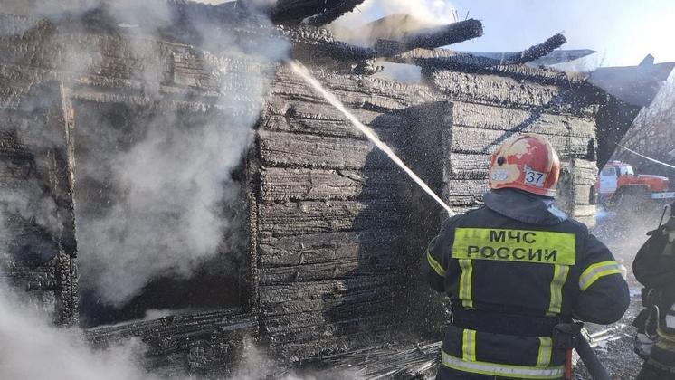 В Новосибирске человек надышался угарным газом во время пожара в частном доме