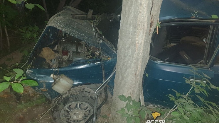 Двух человек зажало в салоне «семёрки» в ночной аварии в Новосибирске