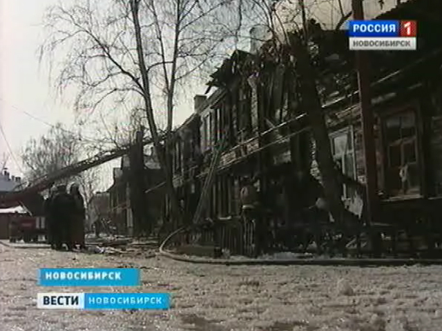 В Октябрьском районе Новосибирска сгорел двухэтажный жилой дом