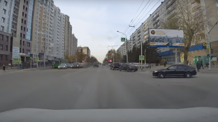 Новосибирцев возмутила проезжающая на красный свет машина автошколы