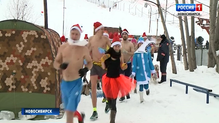 По-летнему одетые Деды Морозы и Снегурочки пробежали по Новосибирску