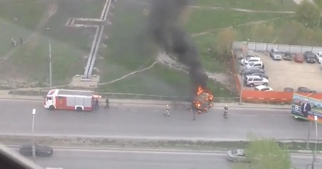 В Новосибирске на Каменской магистрали взорвался УАЗ