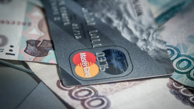 Пожилого новосибирца подозревают в краже с банковской карты незнакомки