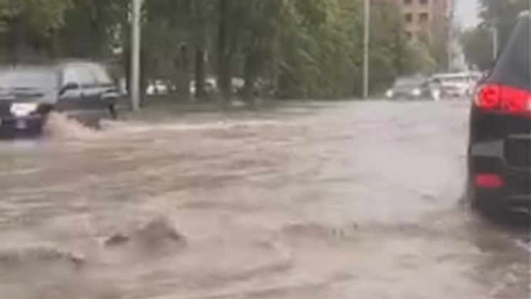 Улицы Новосибирска затопило после сильного ливня