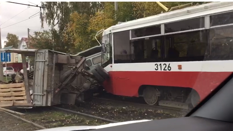 13-ый трамвай протаранил грузовую «Газель» в Новосибирске