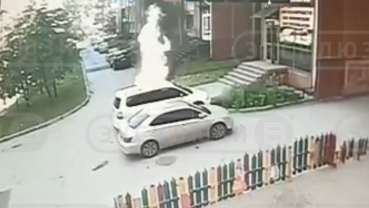 Момент загадочного возгорания мотоцикла в Новосибирске попал на видео
