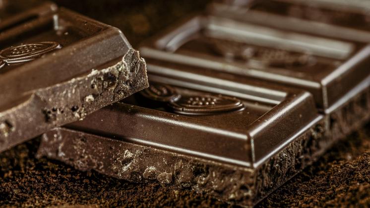 В Новосибирске сладкоежка украл в магазине шоколад на 11 тысяч рублей