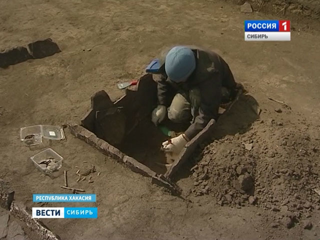 Археологи из Новосибирска и Санкт-Петербурга раскапывают в Хакасии крупнейший древний могильник
