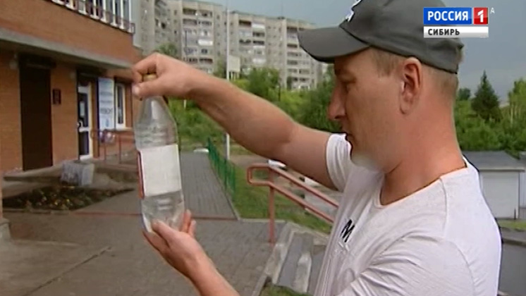 Вода с червями идет из водопровода в одном из поселков Красноярского края