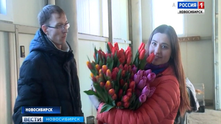 Бойкая торговля цветами развернулась на улицах Новосибирска