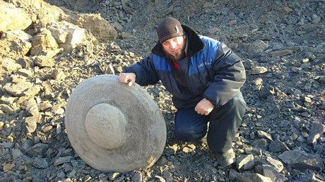 Сибирский экскаваторщик нашел окаменевшую летающую тарелку 