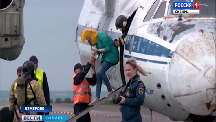 Спасатели МЧС в Кузбассе тушили самолет на взлетной полосе