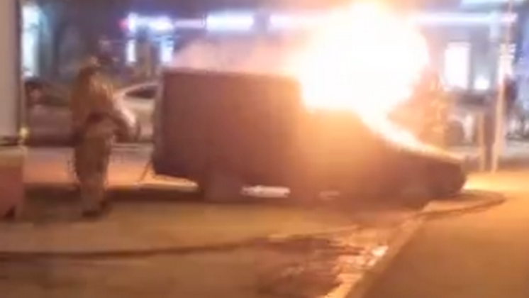 В Новосибирске в пожарный автомобиль во время тушения фургона врезался седан 