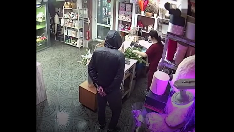 Грабитель напал с ножом на флориста в цветочном салоне Новосибирска