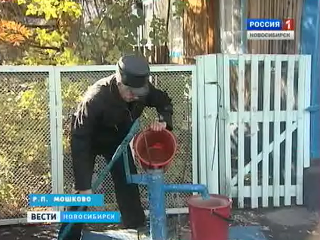 Спасая жителей от подтоплений, мошковские коммунальщики оставили поселок без воды