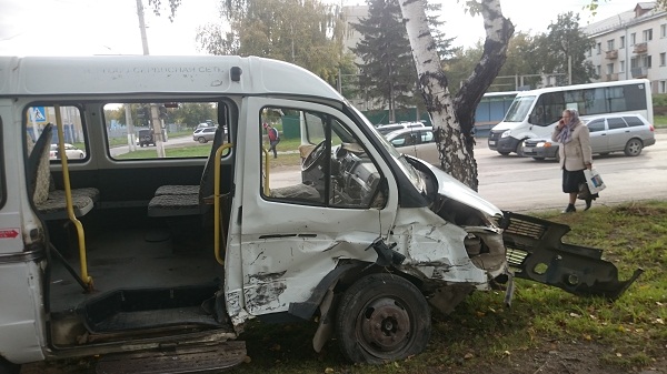 Три человека пострадали в ДТП маршрутки и джипа в Бердске