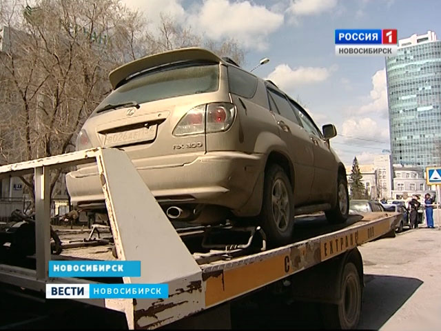 Новосибирский автовладелец силой не давал увезти машину на штрафстоянку