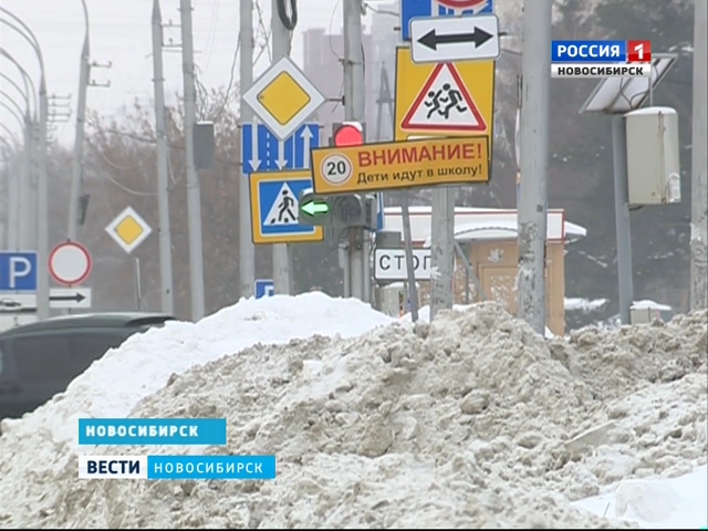 Плохая уборка снега делает опасными остановки общественного транспорта Новосибирска