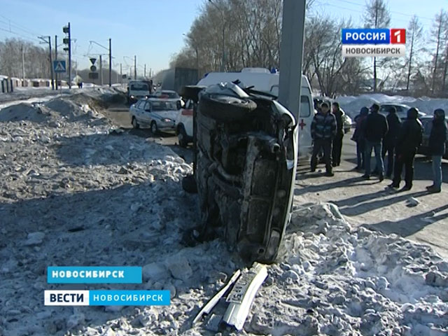 В Ленинском районе автомобиль врезался в столб: пострадало три человека