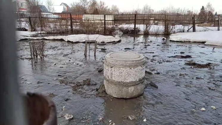 Участки домов на улице Тульской в Новосибирске продолжает заливать сточными водами