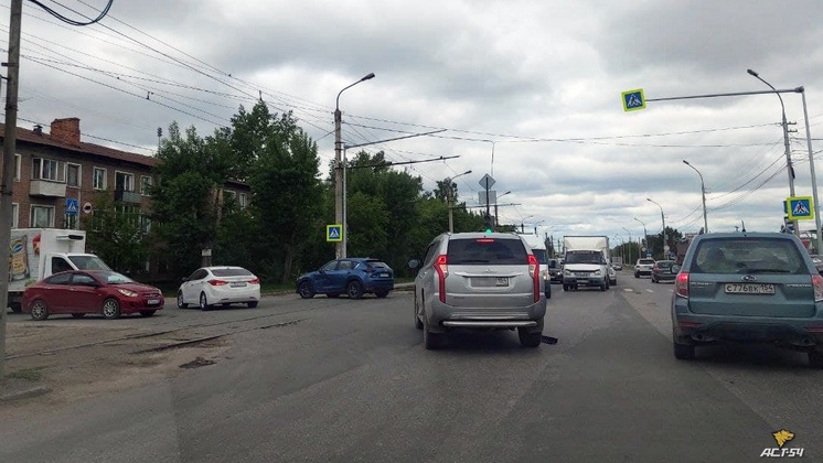 В результате ДТП автомобиль блокировал движение трамваев в Новосибирске