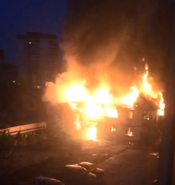 Двухэтажный барак загорелся в Калининском районе Новосибирска