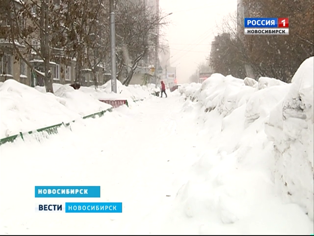 Жители Новосибирска жалуются на плохую уборку снега во дворах