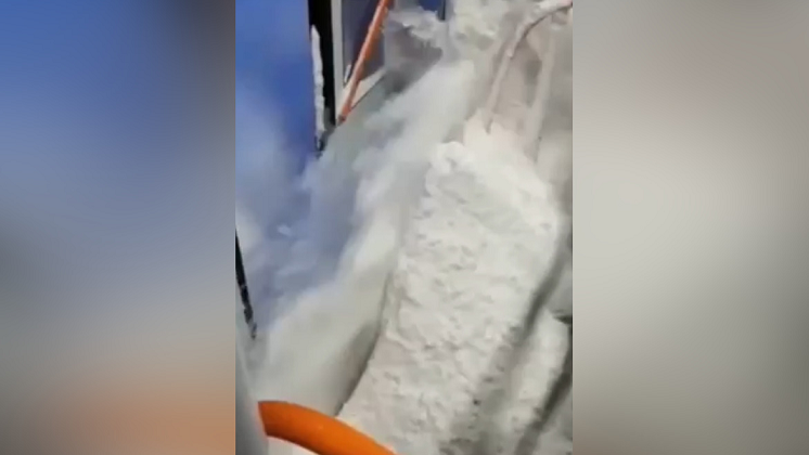 Снежный фонтан засыпал салон новосибирского трамвая №16