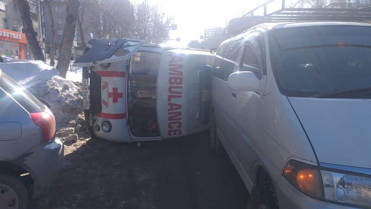В Новосибирске перевернулся автомобиль скорой помощи