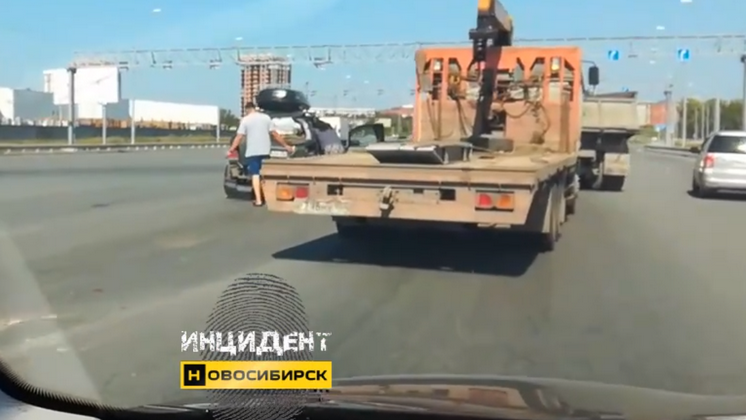 «Что-то пошло не так»: в Новосибирске эвакуатор врезался в легковушку